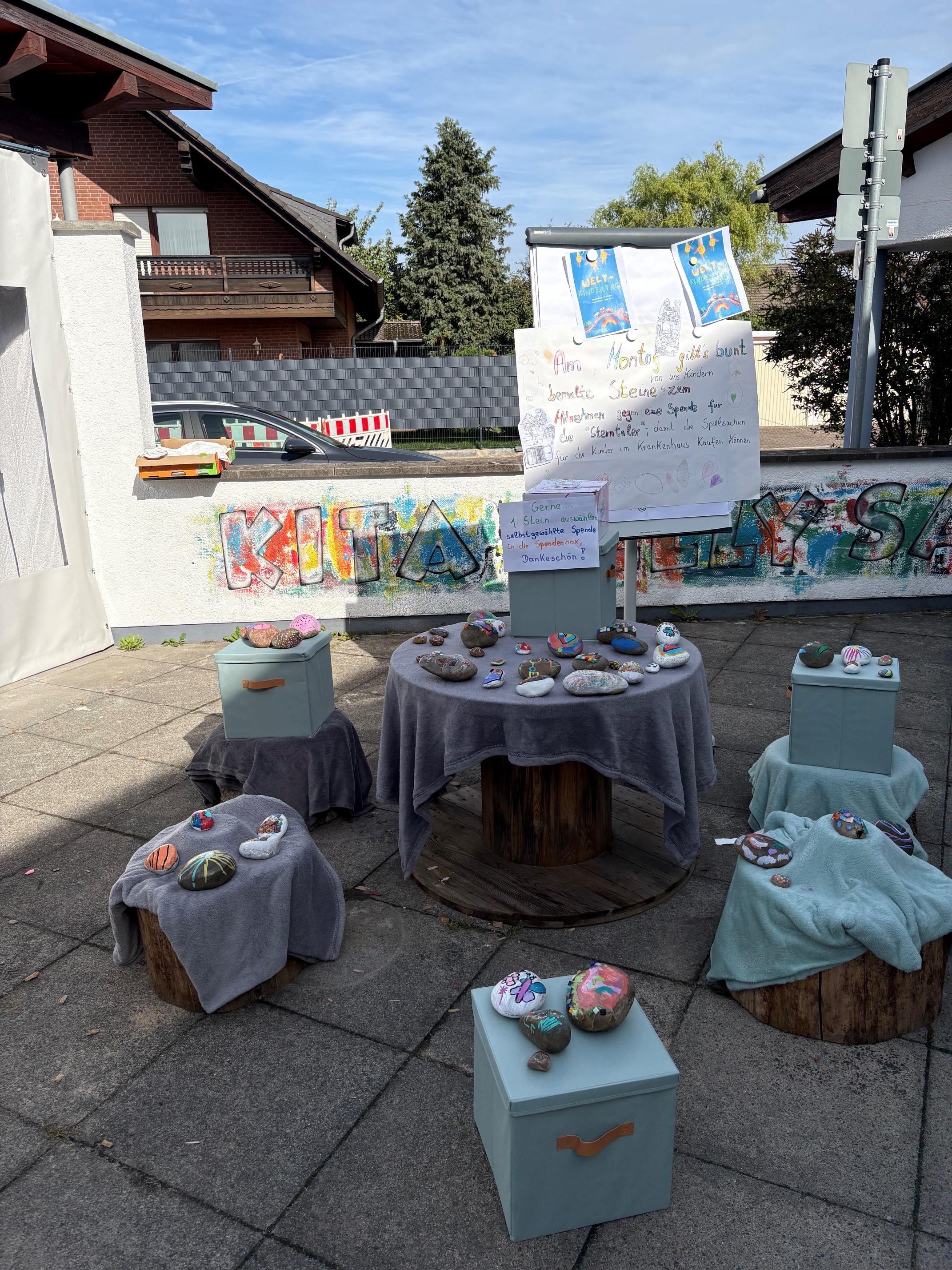 Zu sehen sind die dekorativ ausgelegten, bunt bemalten Steine der Kinder, die gegen eine Spende mitgenommen werden konnten
