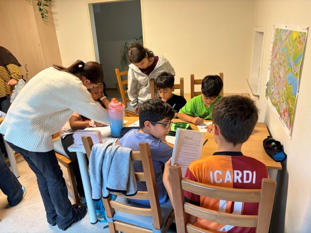 Die Kinder bei der Hausaufgabenbetreuung des KiFaZ An der Gende