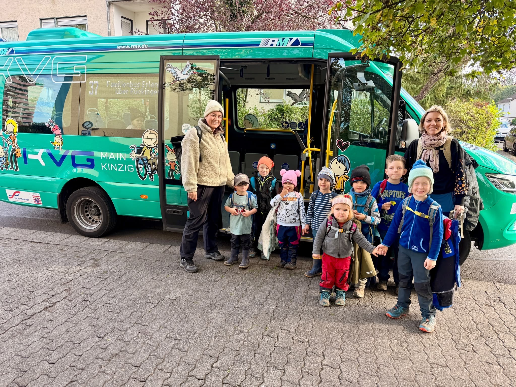 Die Kinder und die Erzieherinnen der Natur-KiTa vor dem Erlenseer Stadtbus