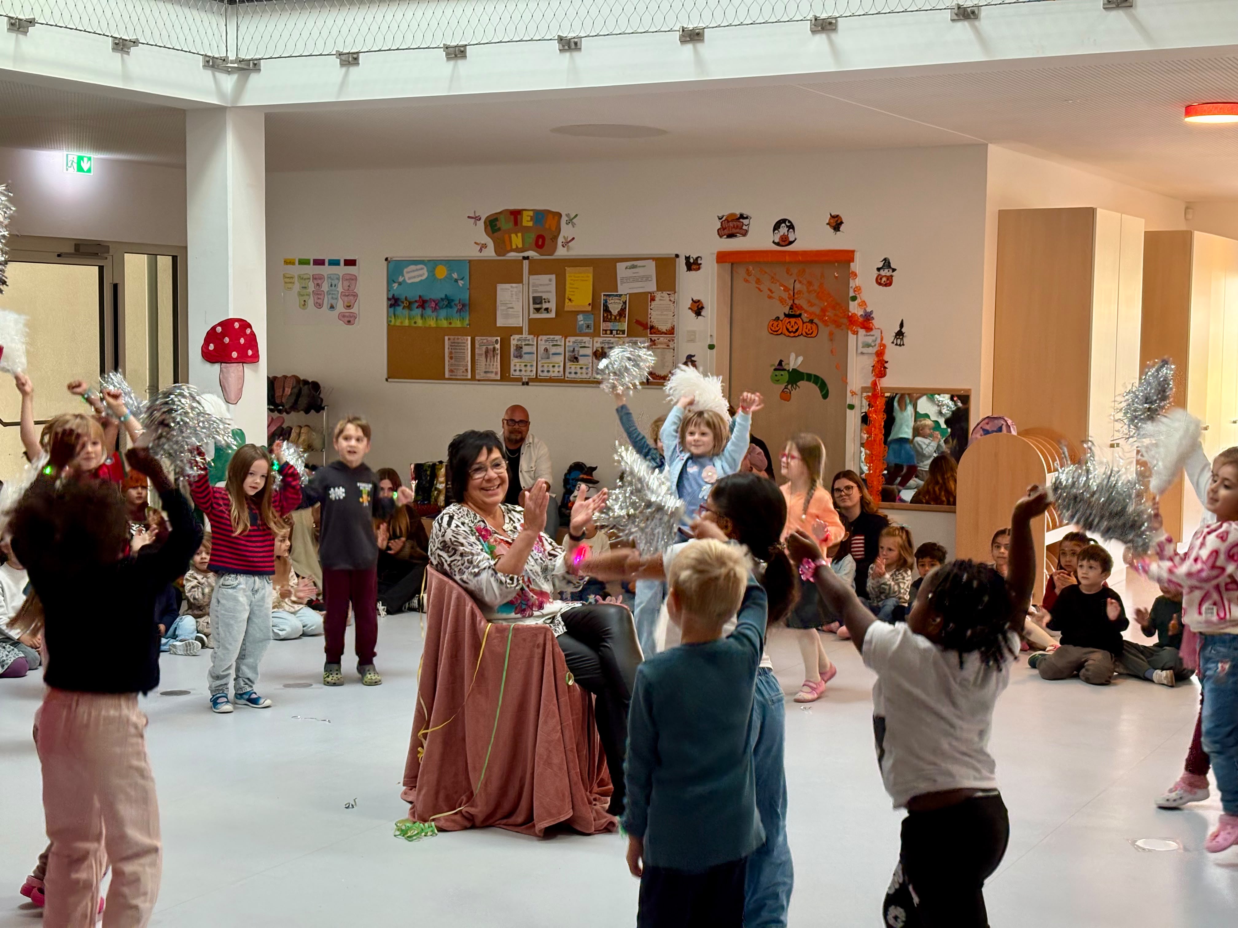 Ute Leonhardt inmitten der tanzenden Kinder im Rahmen der Feier zum 40-Jährigen Dienstjubiläum