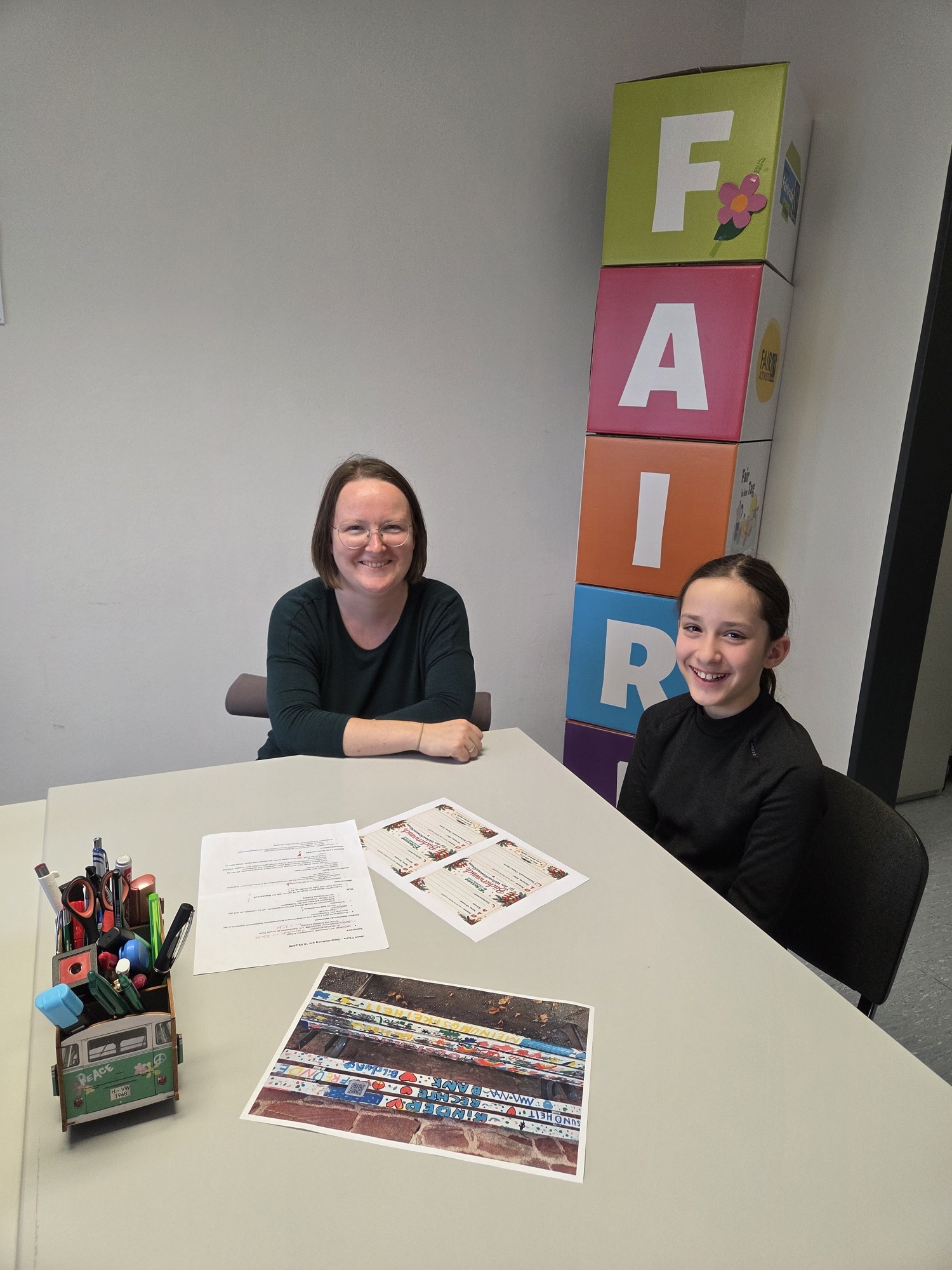 Bei der Arbeit: Kinderbürgermeisterin Paula Weingärtner und Hannah Lidig vom Fachdienst Kinderbetreuung planen die Weihnachtswunschbaum-Aktion