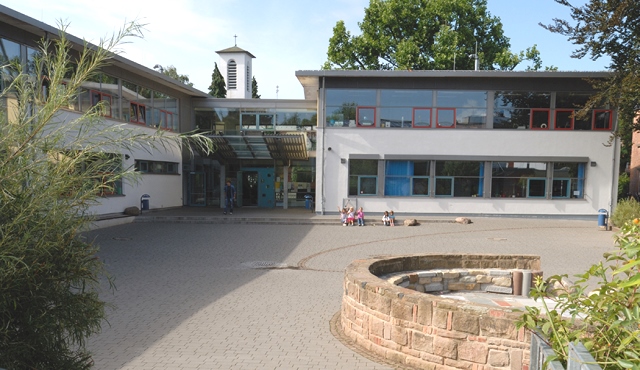 Bild des Außenbereichs der Robinson-Schule