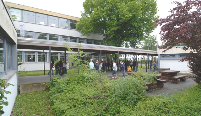 Bild des Außenbereichs der Grundschule Am Weilbach