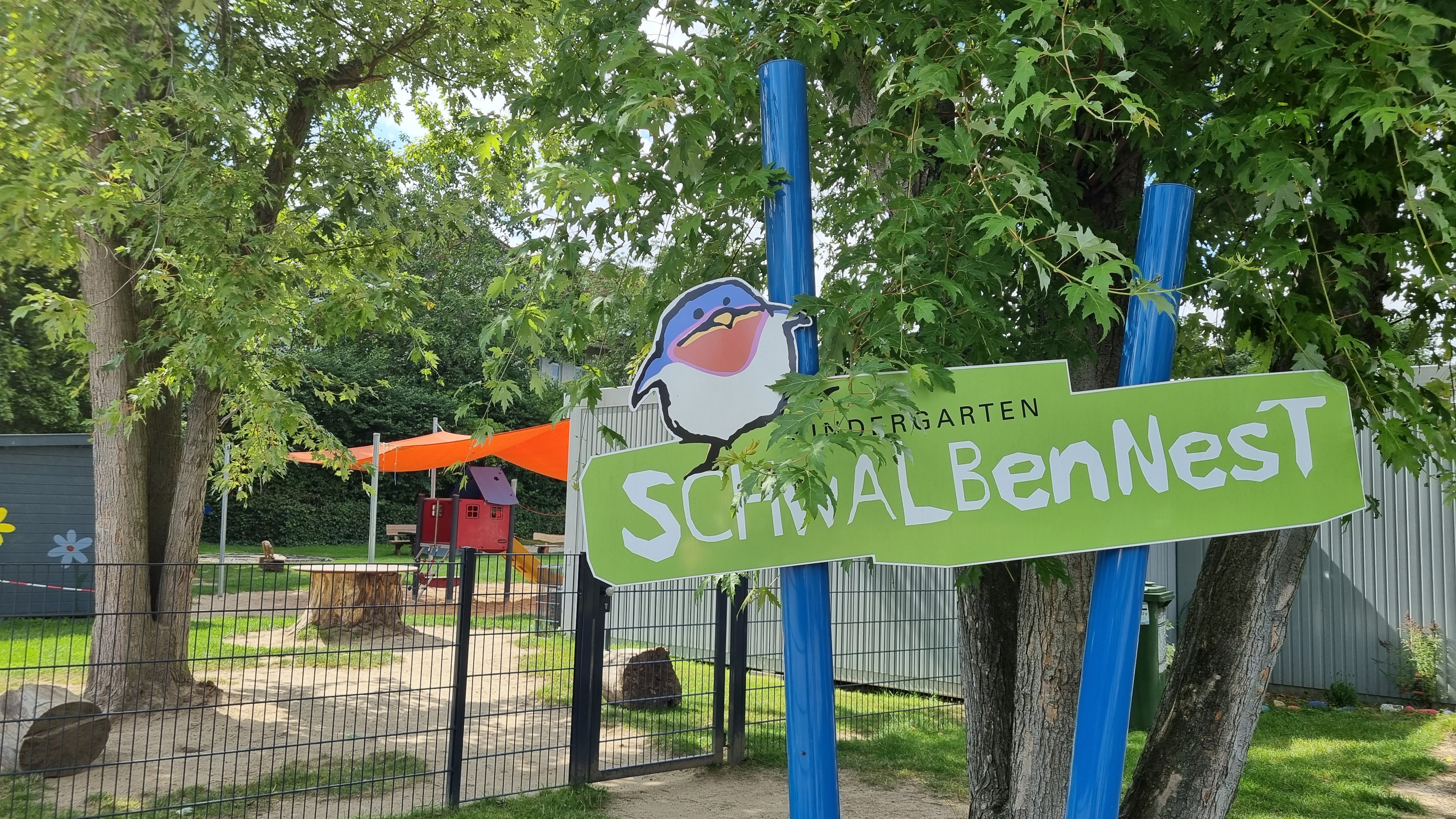 Die süßen Schwalben umrahmen das ganze Gelände des Kindergartens Schwalbennest.