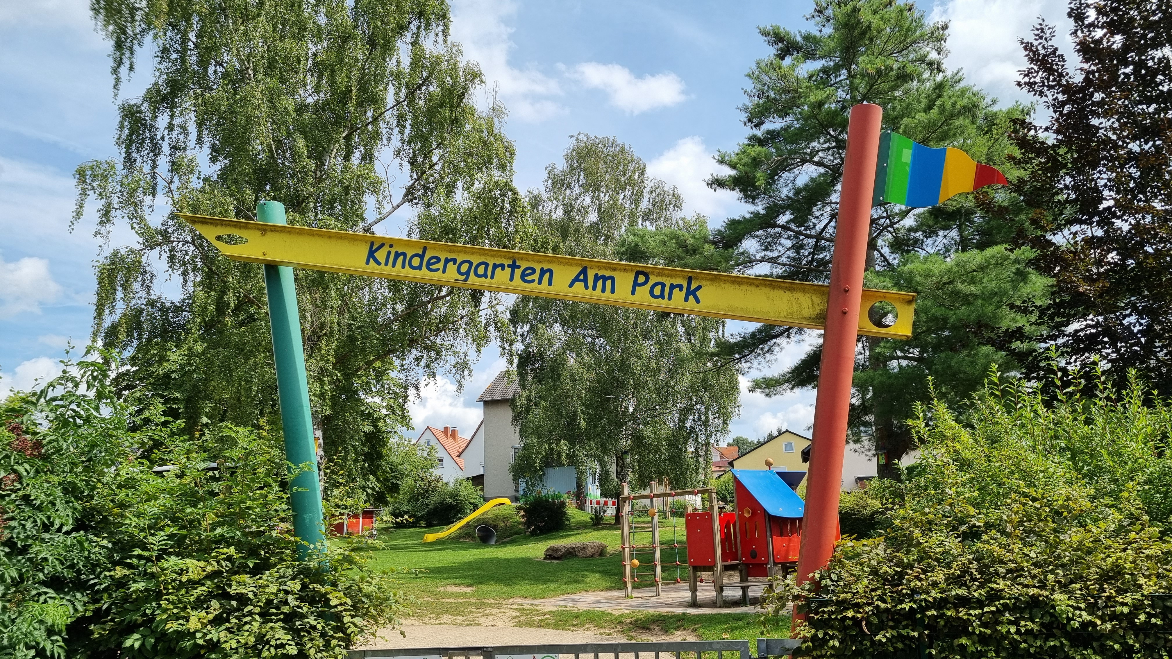 Der immergrüne Garten des Kindergartens am Park.