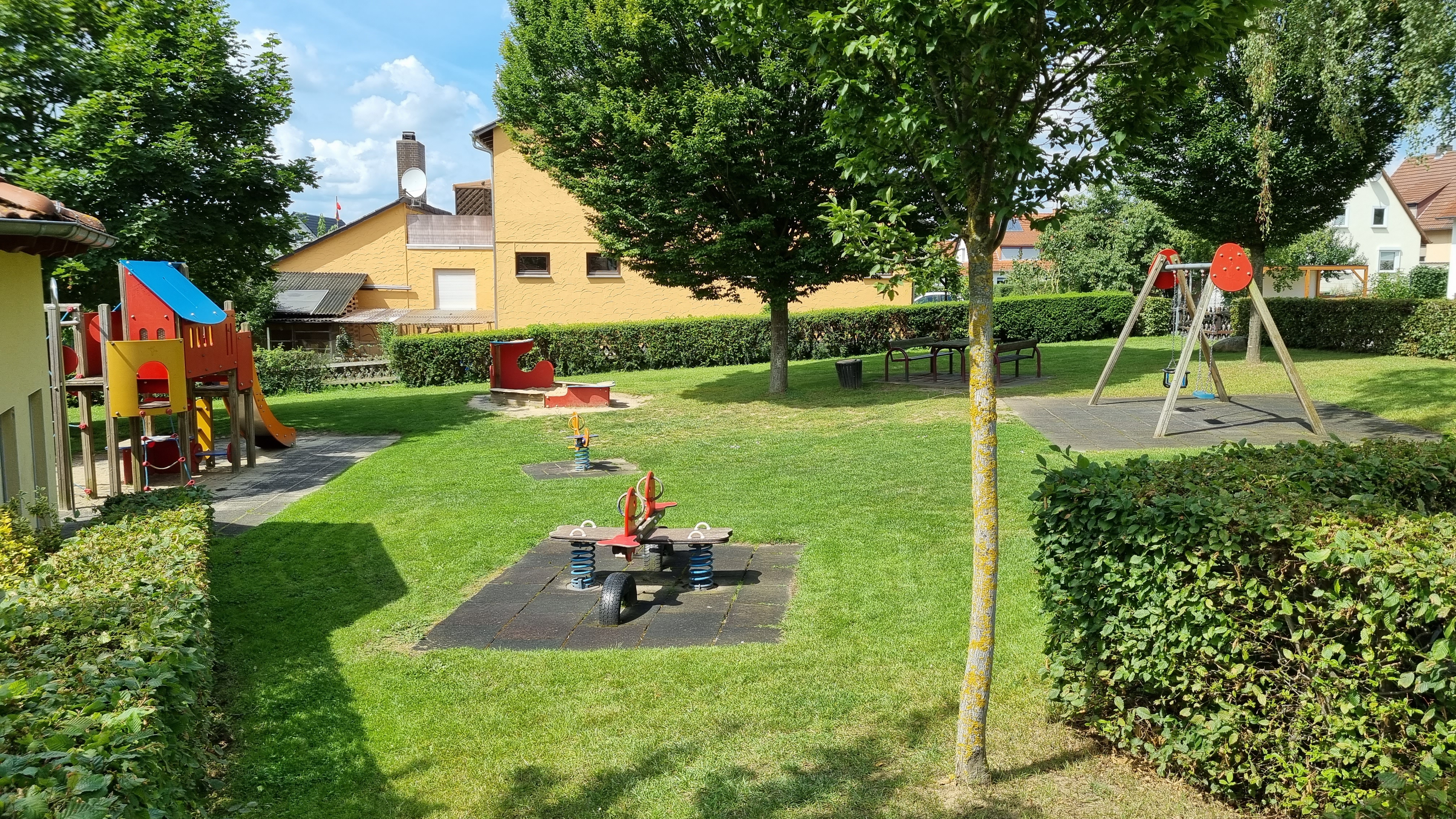 Der angrenzende Spielplatz wird auch gern als Erweiterung des Gartenbereichs genommen.