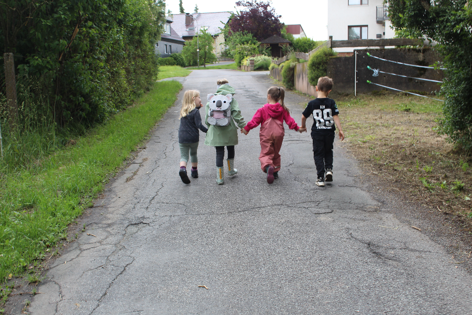Kinder am Spazieren