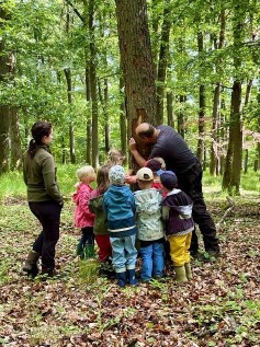 Kinder im Wald